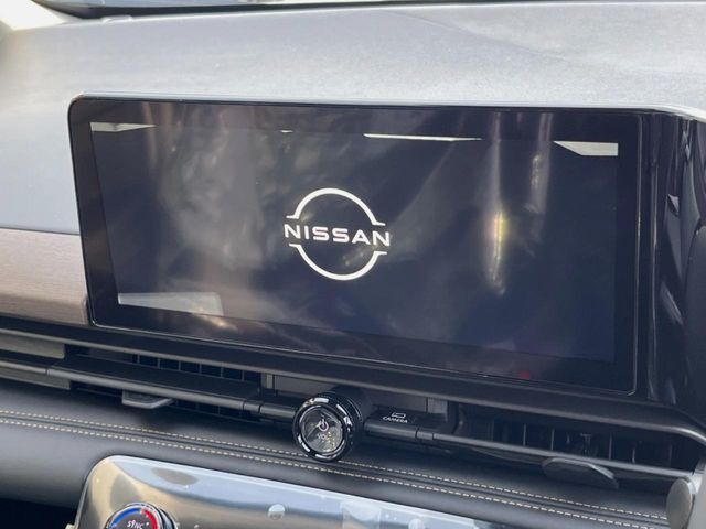 【メーカー純正ナビ】インテリアに溶け込むスタイリッシュな「専用設計」メーカーナビを装備♪視認性や操作性など基本性能にも優れ、より上質なカーライフをお楽しみいただけます。