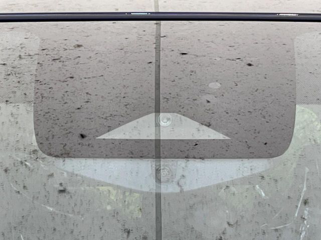 【インテリジェントエマージェンシーブレーキ】フロントカメラで前方の車両や歩行者を検知。衝突しそうな時は衝突被害軽減ブレーキが作動、衝突回避をサポート。より安全にドライブをお楽しみいただけます。