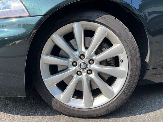 左前輪です。10本スポークで上品ですよね。この車に合っています。