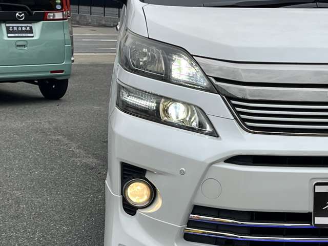 【HIDヘッドライト＆フォグランプ】悪天候や夜間の走行も視界良好で安心してお乗りいただけます。従来のハロゲンライトより視認性が驚異的にに異なります。