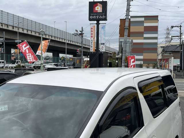 【ルーフ】ルーフにも目立つキズや凹みなど無くキレイな状態が保たれたお車です。コーティング施工も可能ですのでご相談下さい♪