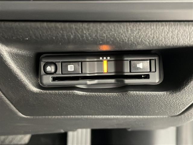 【ETC】有料道路を利用する際に料金所で停止することなく通過できる、ETC車載器（ノンストップ自動料金収受システム機器）が装備されています。セットアップを行うことで利用可能になります。