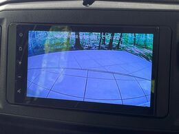 【バックカメラ】駐車時に後方がリアルタイム映像で確認できます。大型商業施設や立体駐車場での駐車時や、夜間のバック時に大活躍！運転スキルに関わらず、今や必須となった装備のひとつです！