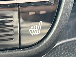 【シートヒーター】シートを温めてくれる暖房機器です！長時間座っていると負担が掛かりやすい背中や腰、または冬場などの寒い日に冷えやすい脚部に快適なぬくもりを伝えます。