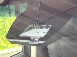 【三菱e-Assist】走行中に前方の車両等を認識し、衝突しそうな時は警報とブレーキで衝突回避と被害軽減をアシスト。より安全にドライブをお楽しみいただけます。