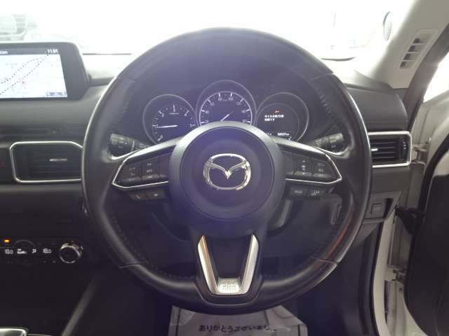 スッキリとした運転席周りで運転のしやすい1台です