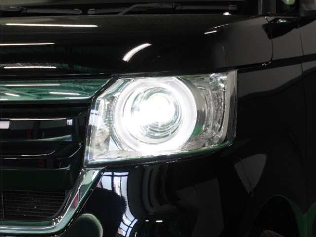 【ヘッドライト】省電力で長寿命の明るく運転しやすいLEDヘッドランプです。明るく照らすので暗い夜道からお客様を守ってくれます。