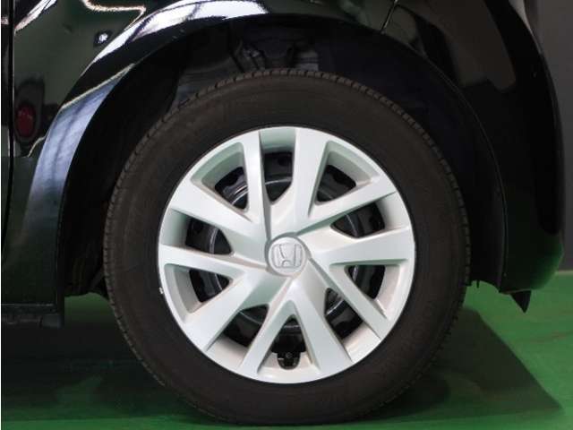 【ホイールキャップ】車に良く似合う純正ホイールキャップが装備されています。ノーマルタイヤ、スタッドレスタイヤもホンダカーズ鳥取にお任せください。