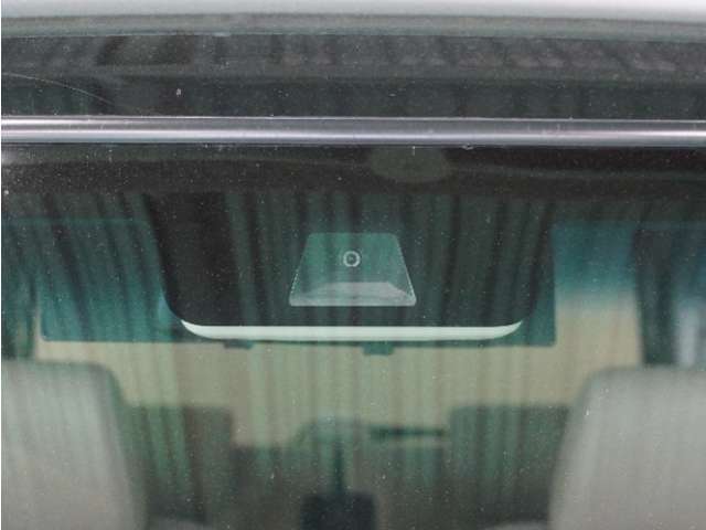 【ホンダセンシング】 「ミリ波レーダー」と「単眼カメラ」の異なる特性を持つ2つのセンサーなどにより、安心・快適な運転を支援します。