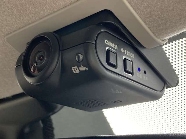 日産オリジナルドライブレコーダー（フロント＋室内）搭載しております。車室内カメラで車内および車側面を撮影。走行中の幅寄せ対策や後方撮影にも対応しております。