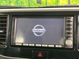 【純正ナビ】人気の純正ナビを装備しております。ナビの使いやすさはもちろん、オーディオ機能も充実！キャンプや旅行はもちろん、通勤や買い物など普段のドライブも楽しくなるはず♪