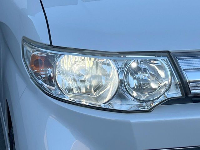 【HIDヘッドライト】非常に明るく前方を照らしてくれるので、悪天候や夜間の走行時も視界良好で安心してお乗りいただけます。