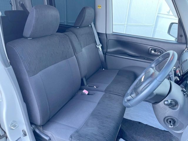 運転席シート廻りは使用感も少なく、良好な状態となっています。丁寧に使われていたことがよくわかりますね。