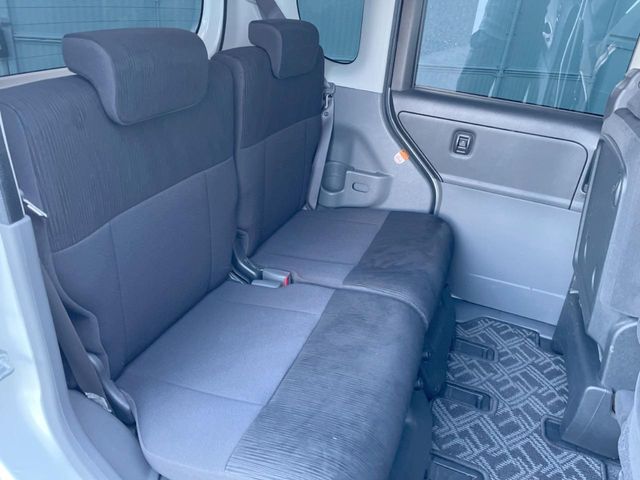 後部座席も気になるようなキズ・汚れやへたり等、大きなダメージはなく、良好な状態です。
