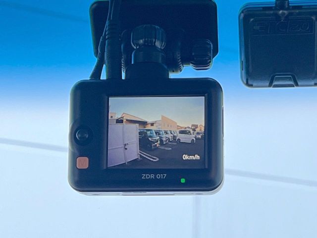 【ドライブレコーダー】安心・安全なカーライフに必須のドライブレコーダーを装備！走行中はもちろん、あおり運転や事故に遭遇した際の状況も映像で記録し、万一のリスクに備えます。