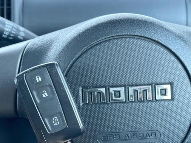 【キーレス】少し離れた場所からでもボタン一つでドアの開錠・施錠ができるのでとっても便利！ドアの鍵穴周りに傷をつけることもありません♪