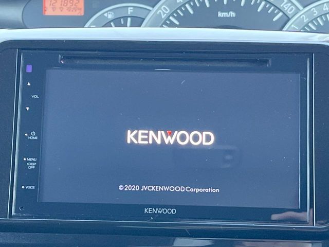 【ディスプレイオーディオ】お持ちのスマホやMP3プレイヤーとの無線接続で音楽再生が可能！コードで繋ぐわずらわしさも無く、手軽にお気に入りの音楽を楽しめます。