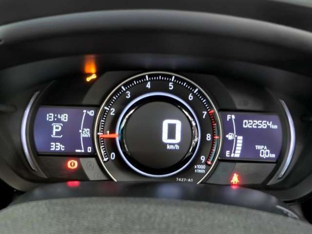 シンプルで見やすいデザイン。運転に集中できる快適な空間です。