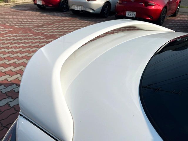 【大型リヤスポイラー】スポーツカーらしさがグッと引き立つ大型リヤスポイラーを装着♪高速走行時のスタビリティ（走行安定性）向上に役立ちます。