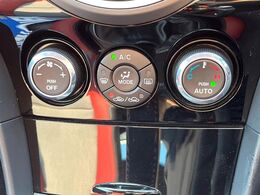 【オートエアコン】一度お好みの温度に設定すれば、車内の温度を検知し風量や温度を自動で調整。暑い…寒い…と何度もスイッチ操作をする必要はありません。快適な車内空間には必須の機能ですね♪