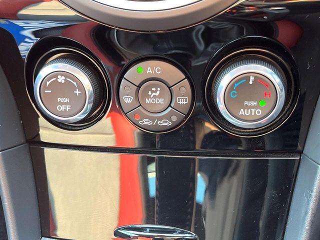 【オートエアコン】一度お好みの温度に設定すれば、車内の温度を検知し風量や温度を自動で調整。暑い…寒い…と何度もスイッチ操作をする必要はありません。快適な車内空間には必須の機能ですね♪
