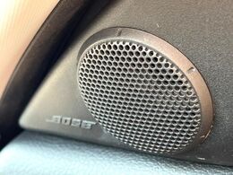 【BOSEサウンドシステム】メーカーオプションの高品位サウンドシステムを搭載。専用のチューニングが施された大小様々なスピーカーから良質なサウンドが奏でられ、臨場感あふれる音響空間を演出します。