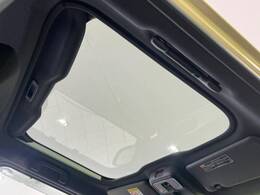 【ガラスルーフ】ガラスルーフ搭載で車内の解放感が一気にアップ！開放的なドライブをお楽しみいただけます。