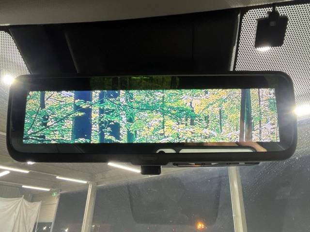 【デジタルインナーミラー】後席の大きな荷物や同乗者で後方が確認しづらい時でも安心！カメラが撮影した車両後方の映像をルームミラー内に表示。クリアな視界で状況の確認が可能です！