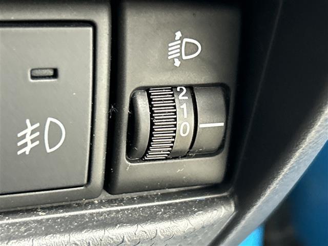 【快適温熱シート（シートヒーター）】寒い日はもちろん、夏の冷房中にも効果を発揮します。長時間座っていると負担のかかりやすい背中や腰、寒い日に冷えやすい脚部を暖めます！温度調節機能もあります。