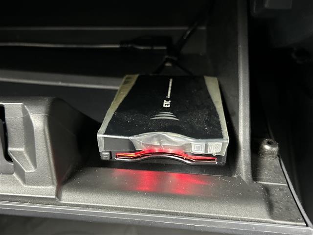 【ETC】有料道路を利用する際に料金所で停止することなく通過できる、ETC車載器（ノンストップ自動料金収受システム機器）が装備されています。セットアップを行うことで利用可能になります。