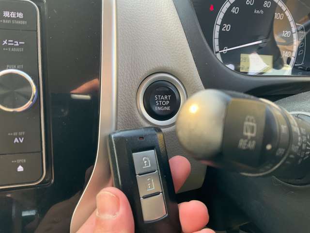 スマートキーのお車です☆スマートキーなのでカバンやポケットに入れたままでドアロックの開閉、エンジンの始動が出来ます！雨の日等にも便利な嬉しい装備☆
