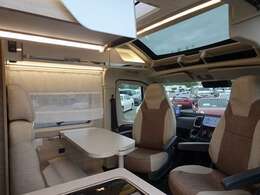 乗車定員6名　就寝目安大人4名