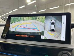 【パノラミックビューモニター】専用のカメラにより、上から見下ろしたような視点で360度クルマの周囲を確認することができます☆縦列駐車や幅寄せ時に活躍してくれます♪