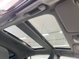 【ガラスルーフ】大型のガラスルーフ搭載で車内の解放感が一気にアップ！開放的なドライブをお楽しみいただけます。
