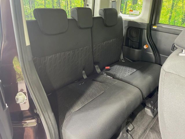 後部座席も気になるようなキズ・汚れやへたり等、大きなダメージはなく、良好な状態です。