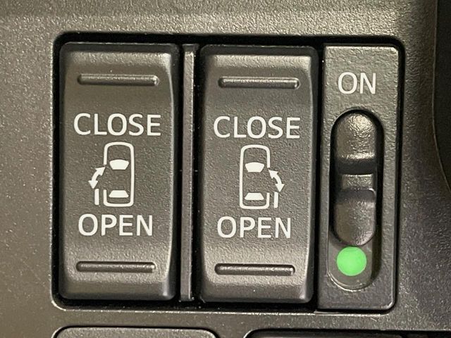 【両側パワースライドドア】スマートキーや運転席のスイッチで後席両側スライドドアの開閉が可能♪電動だから力を入れてドアを開ける必要が無く、小さなお子様でも簡単に開け閉めでき快適です♪