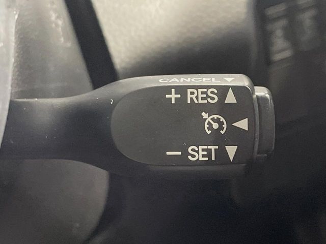 【クルーズコントロール】高速道路もラクラク走行。アクセルを離しても一定速度で走行ができ、長距離運転時の負担を軽減！加速・減速も簡単なスイッチ操作で調整できます。