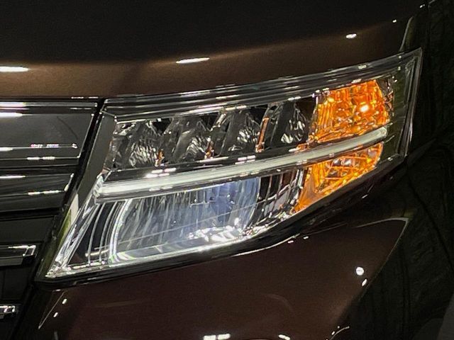 【LEDヘッドライト】悪天候や夜間走行時も良好な視界を確保し安心して運転できる高輝度LEDヘッドライトを装備！点灯速度が早く、消費電力も抑えられています。