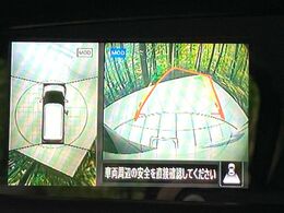 【アラウンドビューモニター】専用のカメラにより、上から見下ろしたような視点で360度クルマの周囲を確認することができます☆死角部分も確認しやすく、狭い場所での切り返しや駐車もスムーズに行えます。