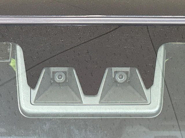 【スマートアシスト】走行中に前方の車両等を認識し、衝突しそうな時は警報とブレーキで衝突回避と被害軽減をアシスト。より安全にドライブをお楽しみいただけます。