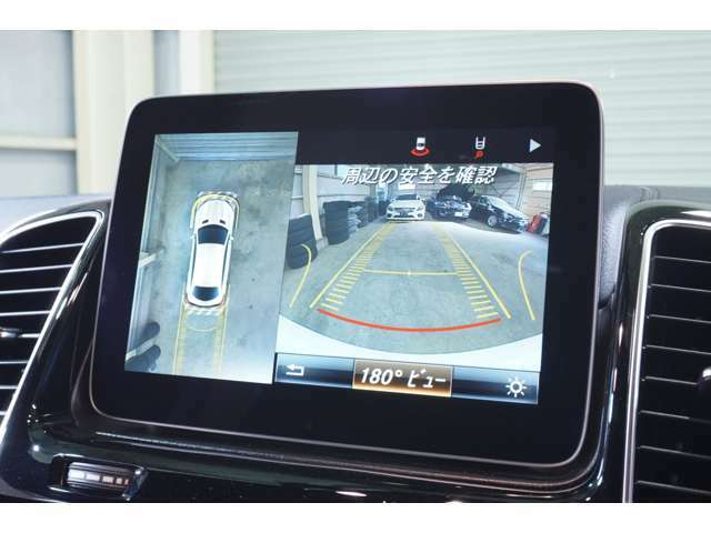 上からの視点にて駐車スペースの視認が可能な360°カメラを搭載！前後バンパーには音とインジケーターにより障害物を知らせるパークトロニックセンサーもございますので、安全な駐車をサポートいたします！
