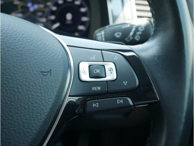 オーディオ機能やメーターなどステアリングから手を離さずに操作でき、快適なドライビングをサポートします。