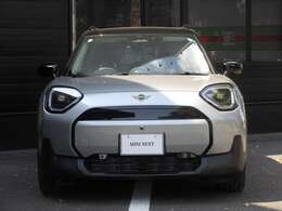 新しくなったMINIのフロントマスクです。六角形のヘキサゴンから八角形のオクタゴングリルに変更され、すっきりとした印象になりました。