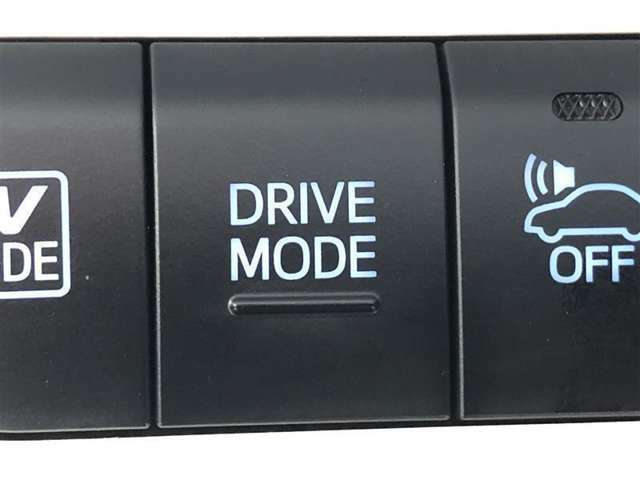 ドライブモードスイッチはスイッチを押すたびに走行モードが切り替わり、走りのテイスト（ノーマルモード/パワーモード/エコモード）を自由に選択できます。