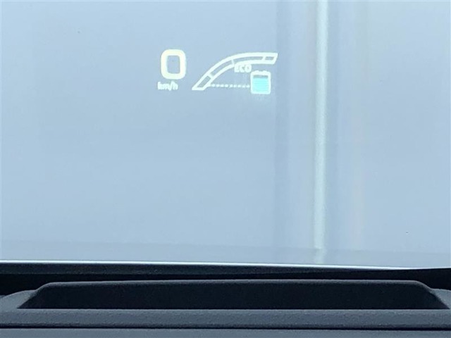 HUD（ヘッドアップディスプレイ）は、運転に必要な情報をフロントガラスの視野内に投影します。車速やHVシステムインジケーターなどを、カラーでワイドに表示します。