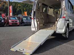 当車はスロープ付きの車です。スロープは3段階で長さを伸ばせます。緩やかなスロープで乗り降りができます。