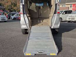 後部スロープ仕様により、車いすのまま乗り降りできる車両です。段差のない設計と低床構造で介助者の負担を軽減し、安全でスムーズな乗車をサポート。通院や送迎など日常の移動を支える一台です。