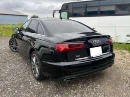 くるまはセダンでしょうと思わせるかっこいい車です。