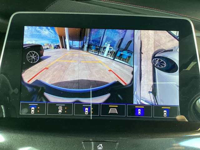 アラウンドビューモニターと前方の映像です。ご自身で見たい車両の周りの映像を2画面選択できるので、左ハンドルのお車に抵抗のある方も安心してお乗りいただけます。