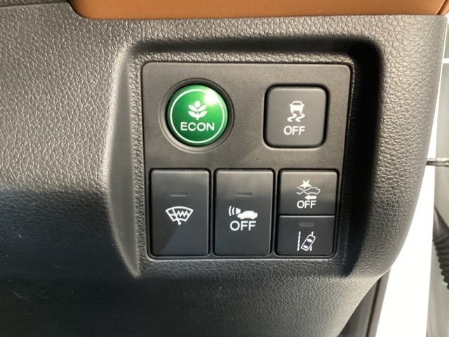 ハンドルの右側にはHondaセンシング用の、レーンキープアシストシステムのメインスイッチとVSA（ABS＋TCS＋横滑り抑制）の解除スイッチなどがついています。燃費に役立つECONボタンもここです。